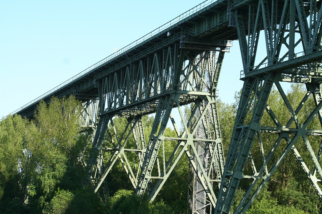 Brücken und Gebäude